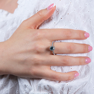 Золота каблучка з топазом  та  цирконіями (2б_к-158) фотографія