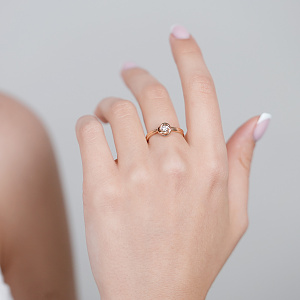 Золота каблучка з цирконієм куб. (1б_к-198) фотографія