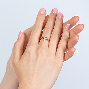 Золота каблучка з фіанітом  та  цирконіями (1б_к-116) картинка Золота каблучка з фіанітом  та  цирконіями (1б_к-116) фотографія