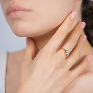 Золота каблучка з фіанітом  та  цирконіями (1б_к-116) картинка Золота каблучка з фіанітом  та  цирконіями (1б_к-116) фотографія