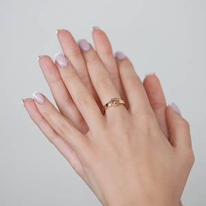 Золота каблучка з діамантом (1к-259) фотографія