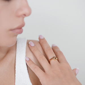 Золота каблучка з діамантом (1к-259) фотографія