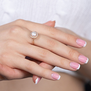 Золотое кольцо с жемчугом  и  фианитами (1б_к-115) фотография