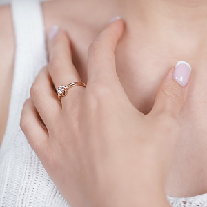 Золота каблучка з діамантом (1б_к-198) фотографія