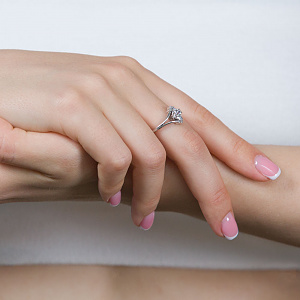 Золота каблучка з фіанітами  та  цирконієм куб. (2б_к-116) фотографія