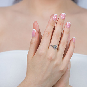 Золота каблучка з фіанітами  та  цирконієм куб. (2б_к-116) фотографія