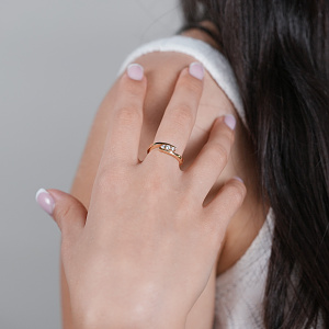 Золота каблучка з фіанітами (1к-270) фотографія