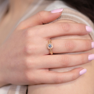 Золотое кольцо с топазом, фианитами  и  циркониями (1б_к-071) фотография