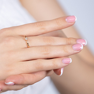 Золота каблучка з діамантом (1к-036) фотографія