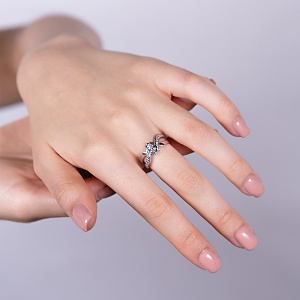 Золотое кольцо с камнями Swarovski (2б_к-155) фотография