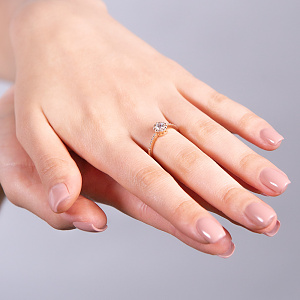 Золотое кольцо с фианитами  и  циркониями (1б_к-141) фотография