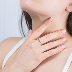 Золота каблучка з фіанітами (2б_к-317) фотографія