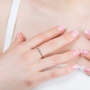 Золота каблучка з фіанітами (2б_к-317) фотографія