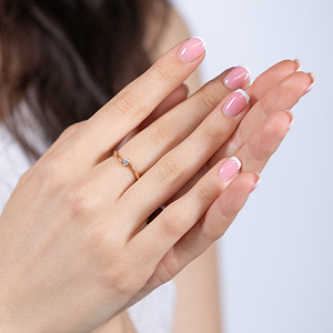 Золота каблучка з діамантом (1к-079) фотографія