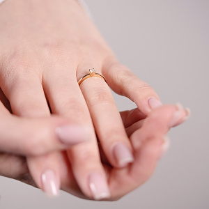 Золота каблучка з фіанітом (1б_к-138) фотографія