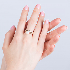 Золотое кольцо с жемчугом  и  фианитами (8б_к-142) фотография