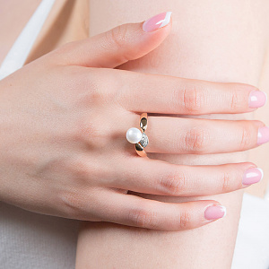 Золотое кольцо с жемчугом  и  фианитами (8б_к-142) фотография