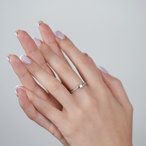 Золота каблучка з фіанітами (2б_к-205) фотографія