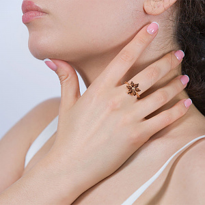 Золота каблучка з гранатами (1к-261) фотографія